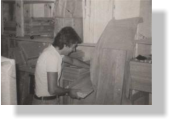 Xavier Canut laborant al seu segon taller c/Piferrer 101