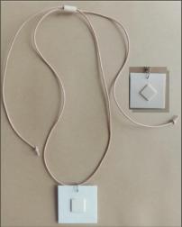 Penjoll PEBA21  12�   -  Okume vern�s natural i cuir reciclat color natural,  2 cares diferents, 42x42 mmm.