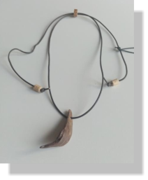Penjoll RUSTIC 14�  Cep - 4 peces vern�s natural i cuir reciclat color negre.