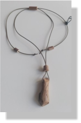 Penjoll RUSTIC 16�  Cep - 5 peces vern�s natural i cuir reciclat color kaki.